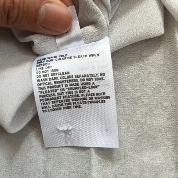 Uniqlo Light Grey Sleeveless Blouse Size Small. Pleated in the back - Picture 4 of 5